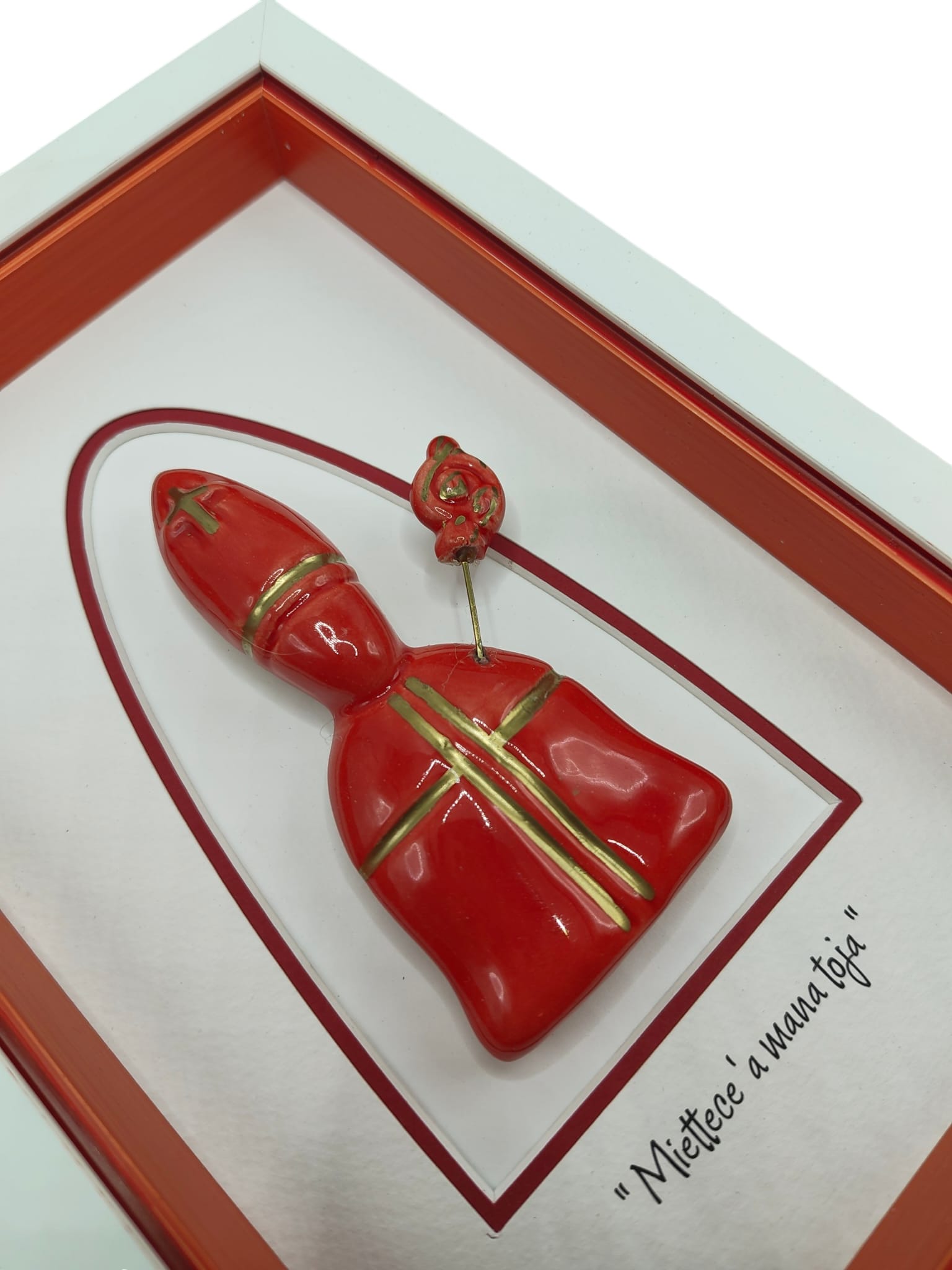 TChic Specialist Ischia openheart maschera OPENHEART: figura in ceramica incorniciata che racconta emozioni e storia. OPENHEART | San Gennaro rosso con cornice 22x15cm | Ceramica - immagine 2