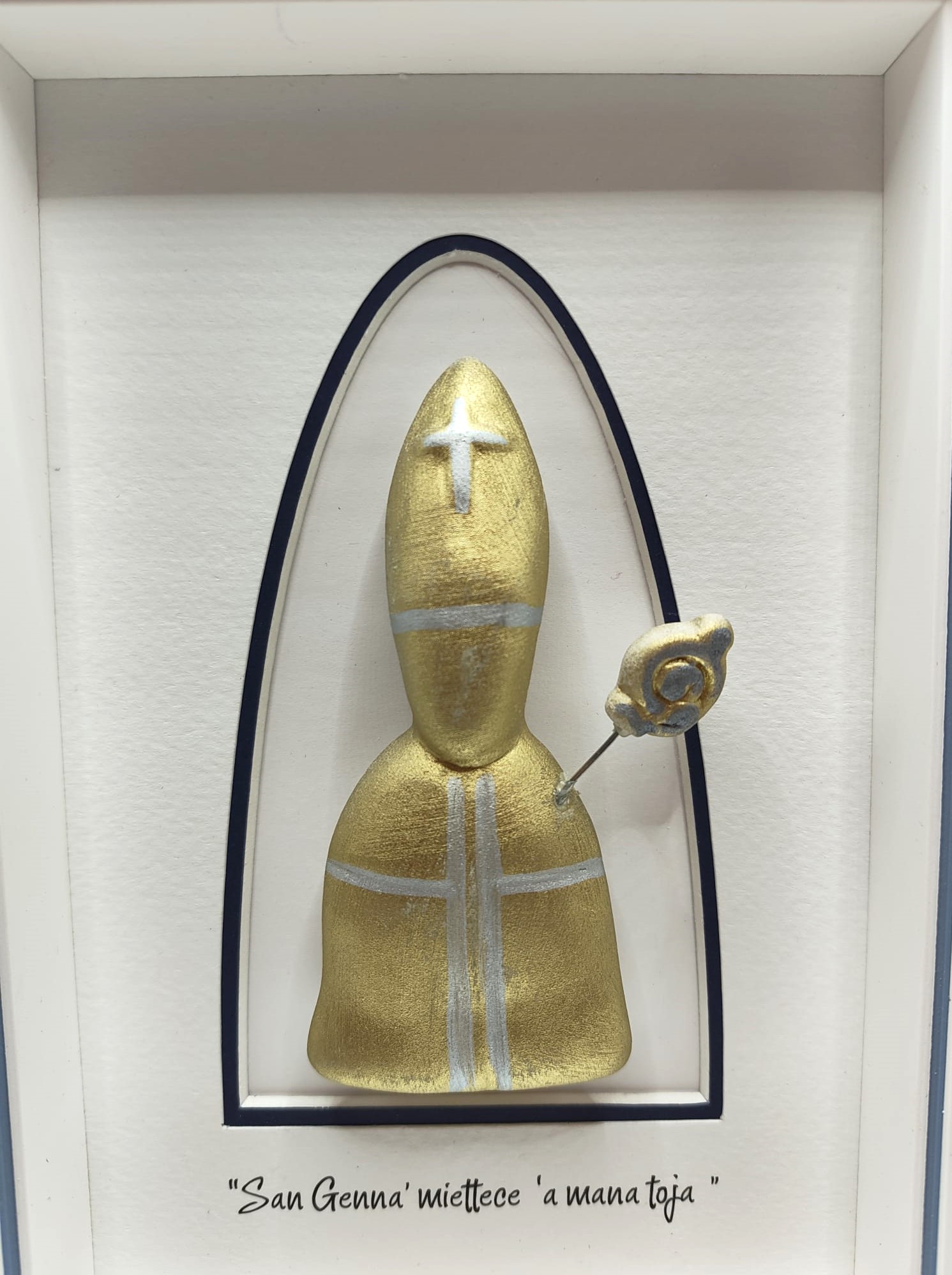 TChic Specialist Ischia openheart maschera OPENHEART: figura in ceramica incorniciata che racconta emozioni e storia. OPENHEART | San Gennaro oro con cornice 22x15cm | Ceramica - immagine 3